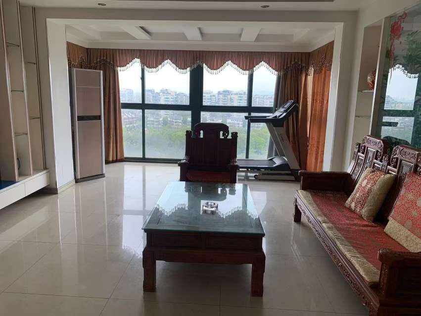 名人花园 4室2厅2卫