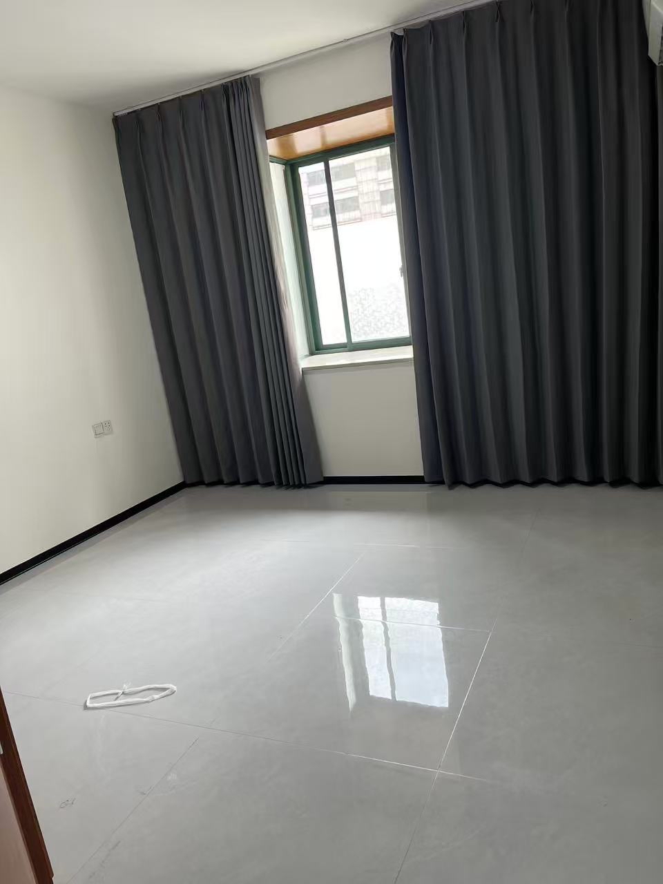 名人花园 4室3厅2卫