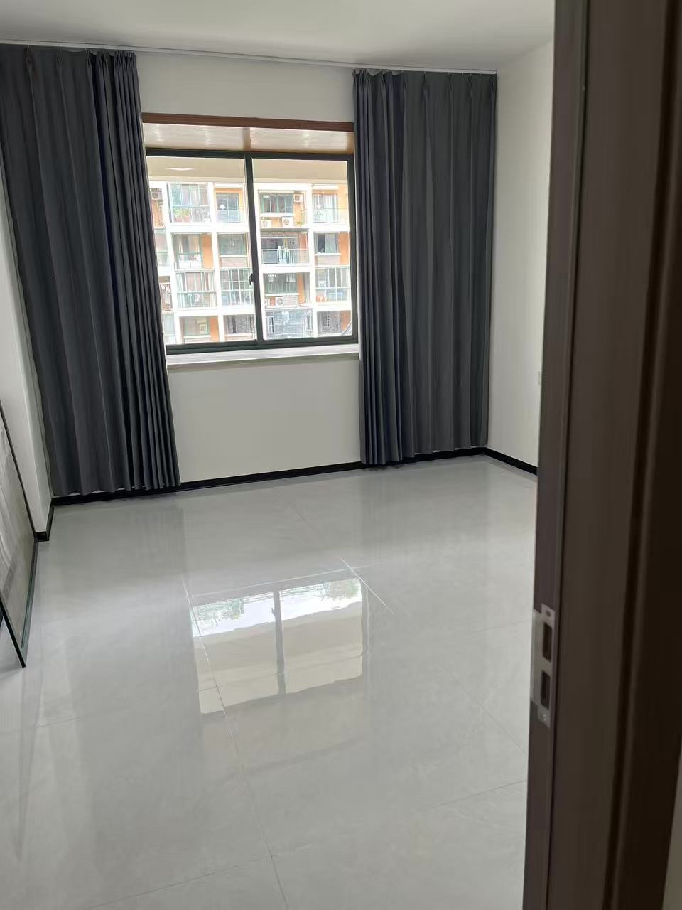 名人花园 4室3厅2卫